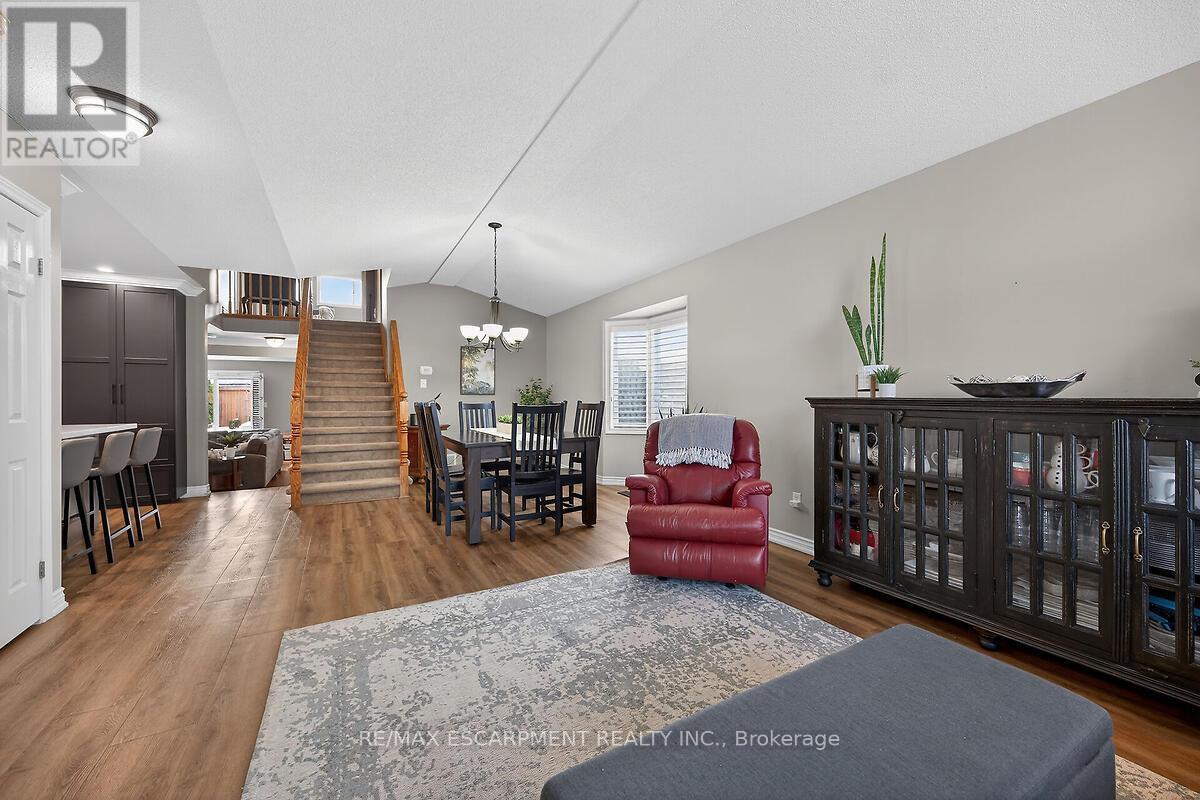 218 Portage Lane, Hamilton, ON - Indoor Photo Showing Living Room