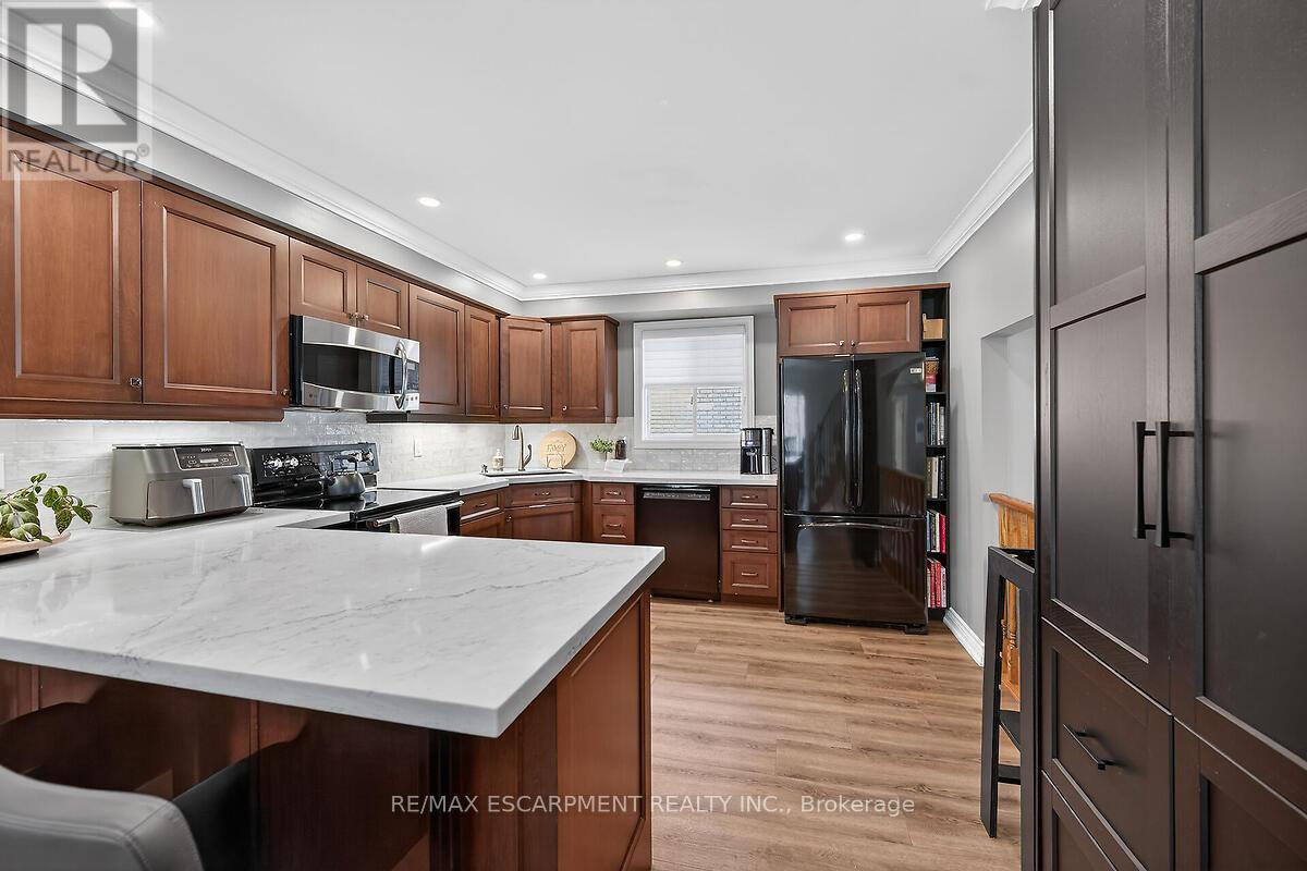 218 Portage Lane, Hamilton, ON - Indoor Photo Showing Kitchen