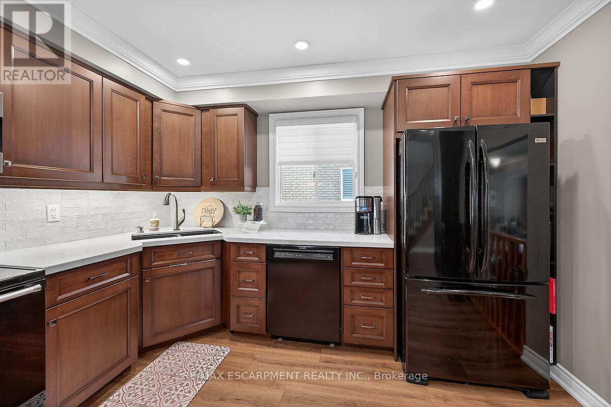 218 Portage Lane, Hamilton, ON - Indoor Photo Showing Kitchen