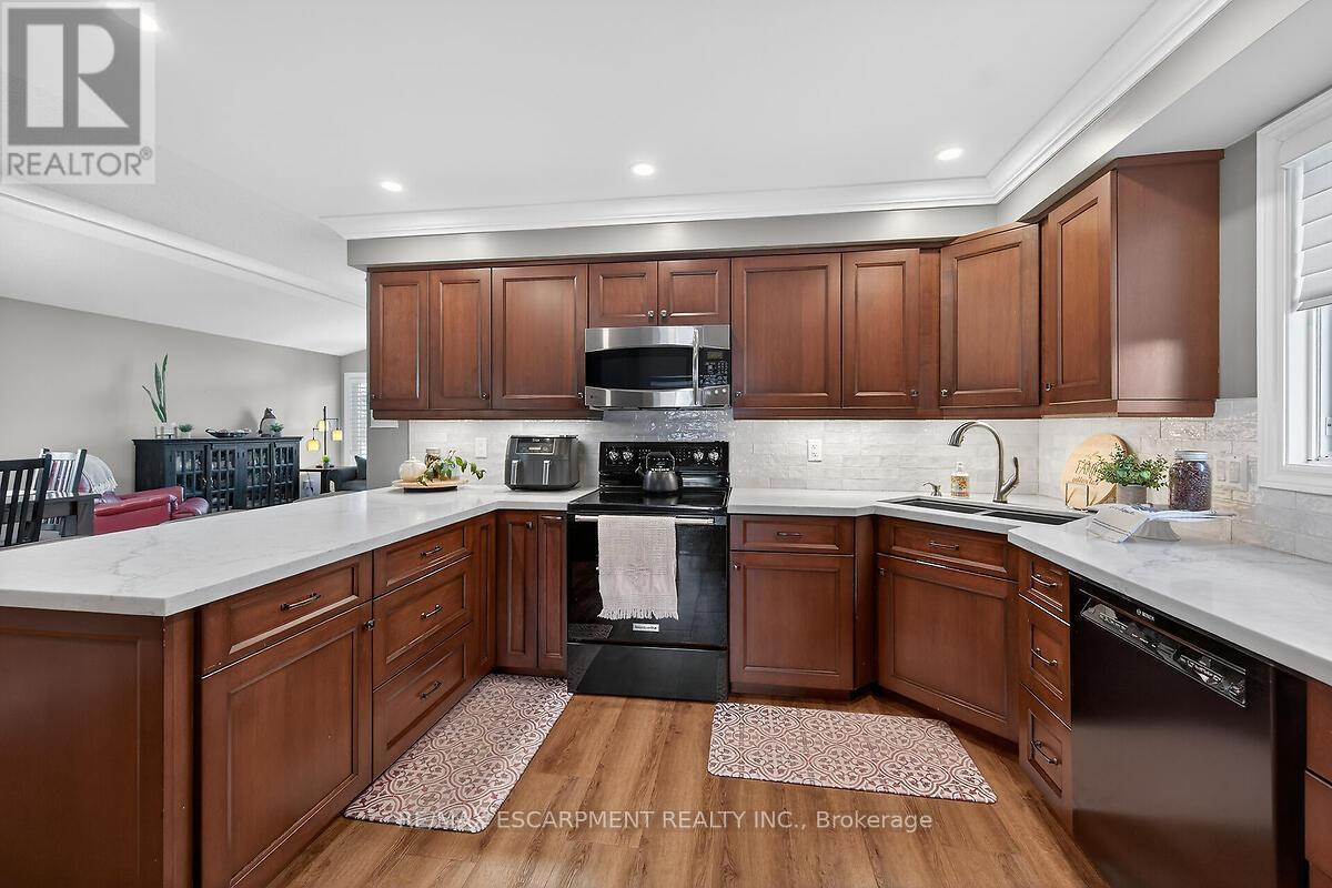 218 Portage Lane, Hamilton, ON - Indoor Photo Showing Kitchen With Double Sink