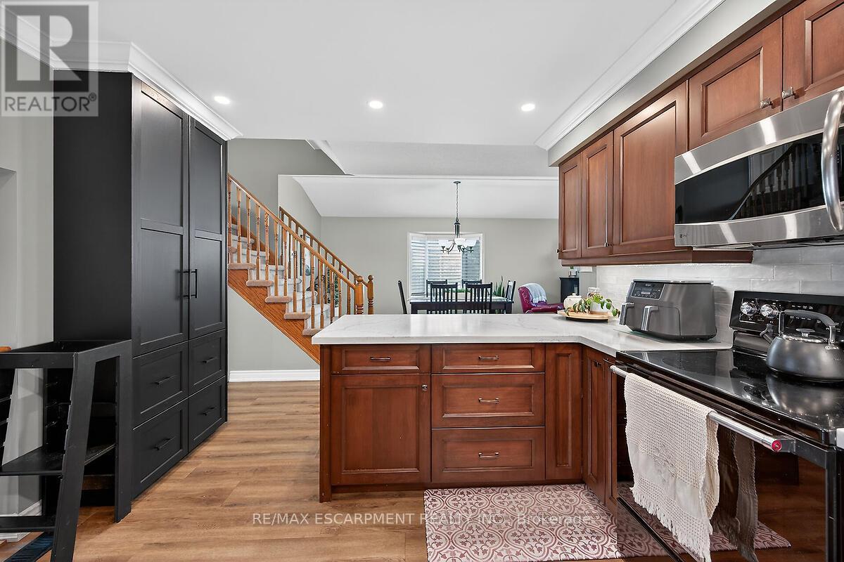 218 Portage Lane, Hamilton, ON - Indoor Photo Showing Kitchen
