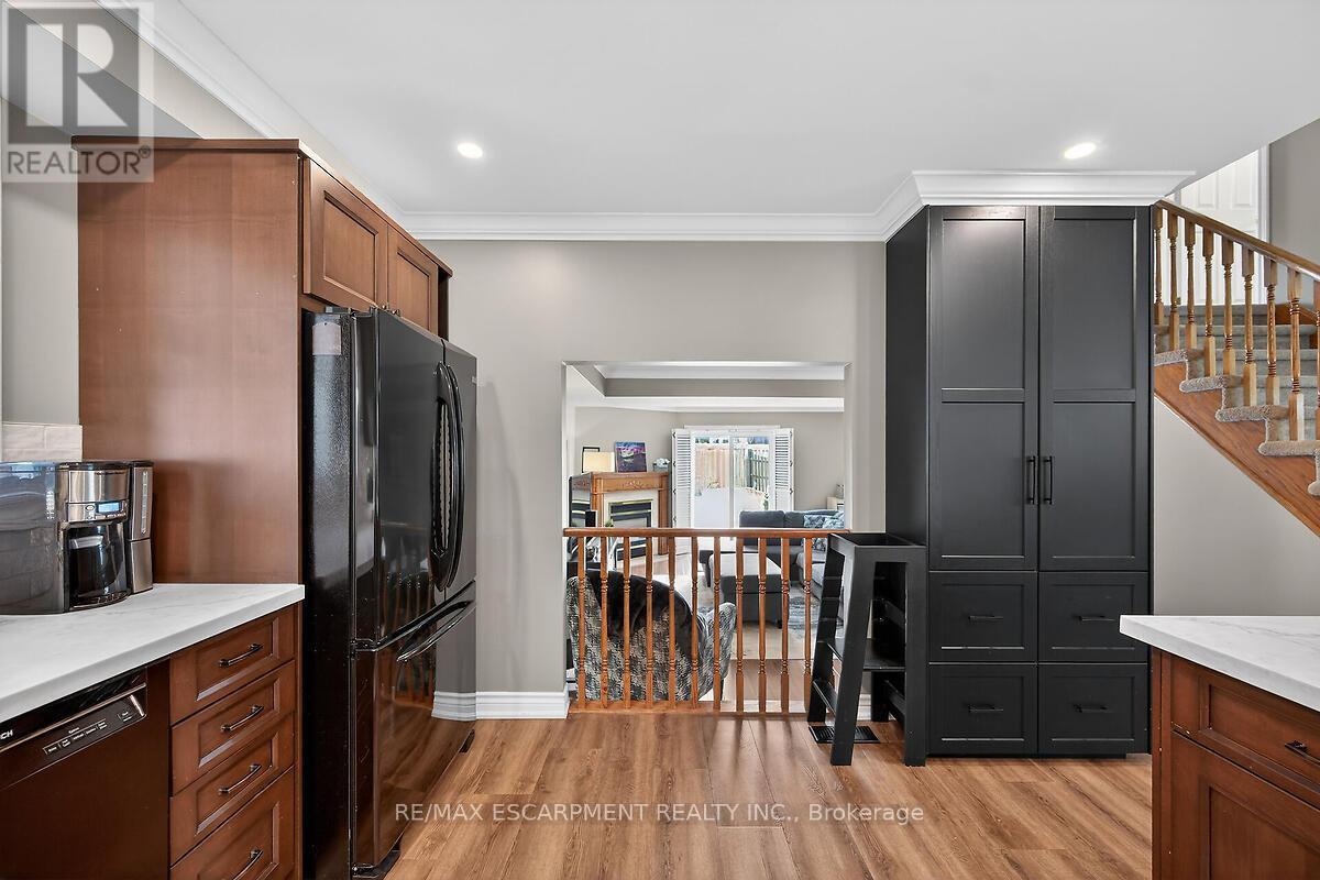 218 Portage Lane, Hamilton, ON - Indoor Photo Showing Kitchen