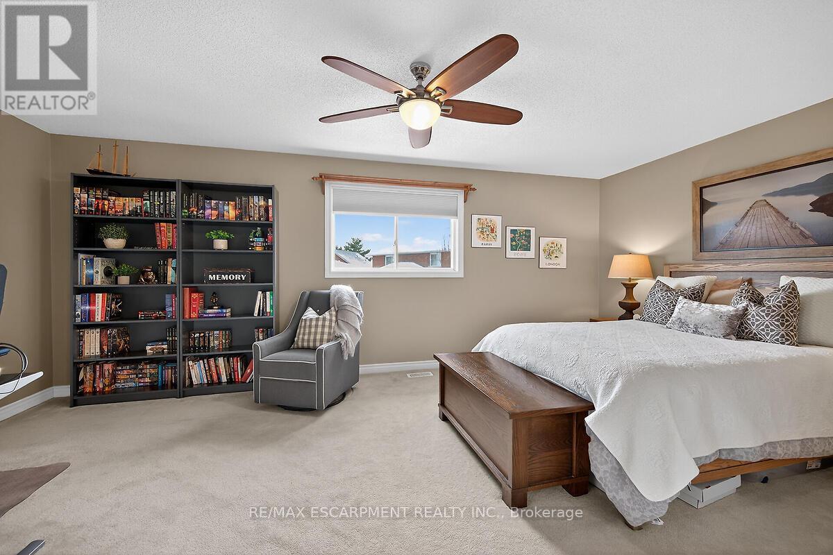 218 Portage Lane, Hamilton, ON - Indoor Photo Showing Bedroom