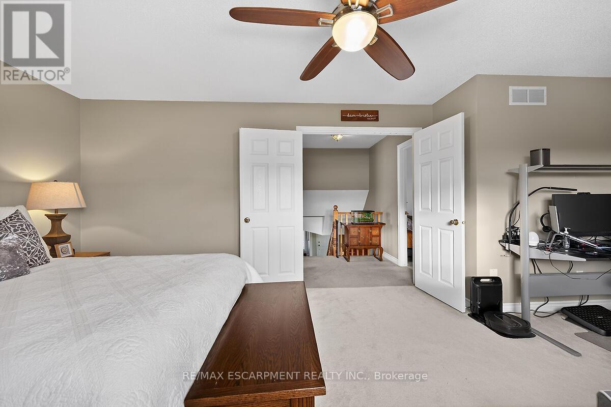 218 Portage Lane, Hamilton, ON - Indoor Photo Showing Bedroom