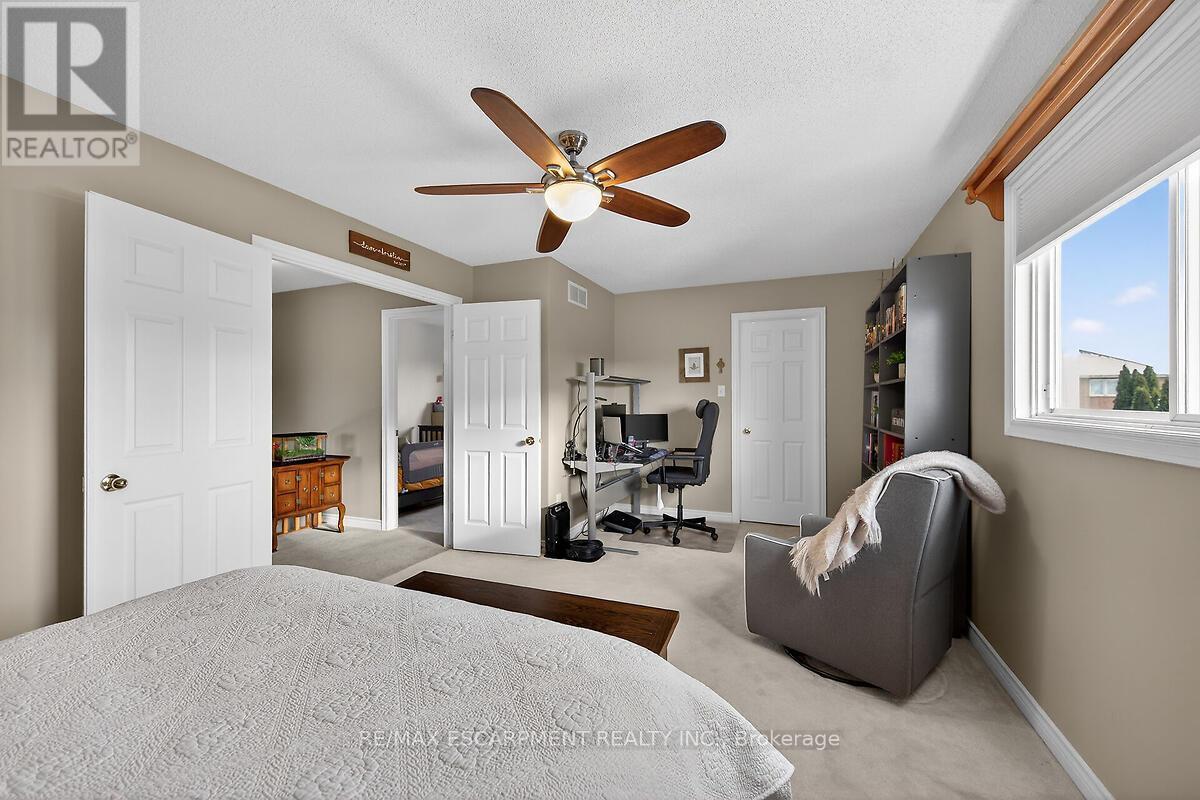 218 Portage Lane, Hamilton, ON - Indoor Photo Showing Bedroom