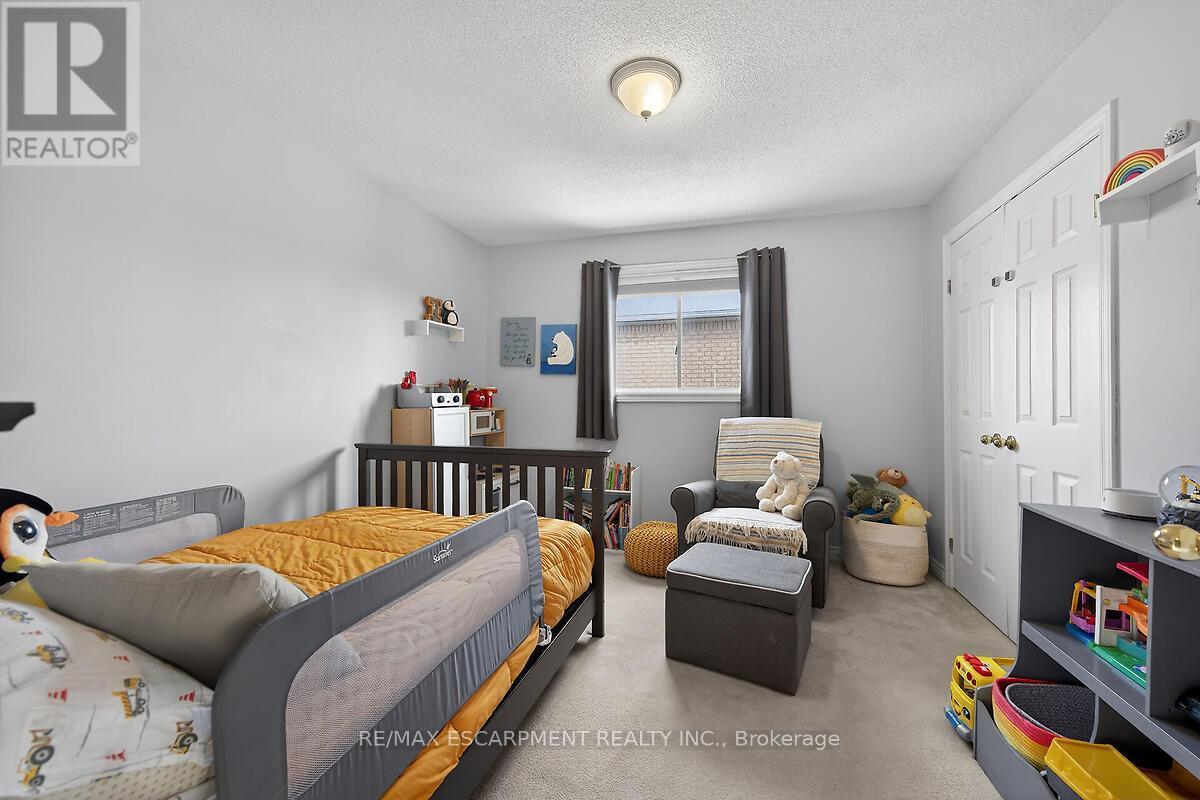 218 Portage Lane, Hamilton, ON - Indoor Photo Showing Bedroom