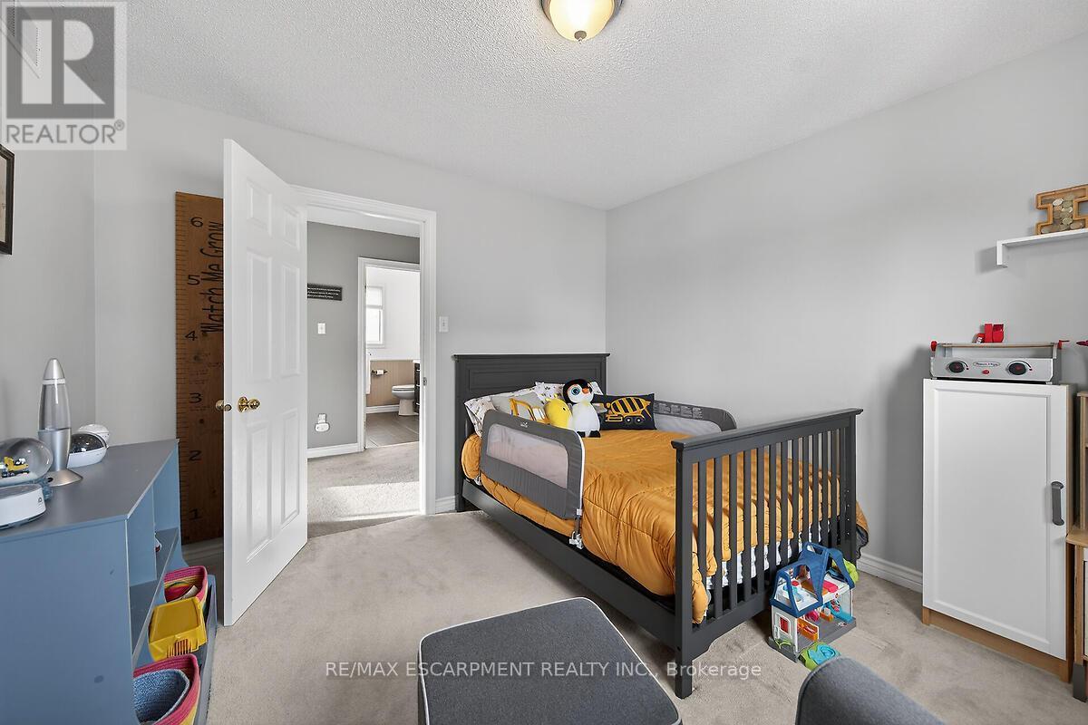 218 Portage Lane, Hamilton, ON - Indoor Photo Showing Bedroom