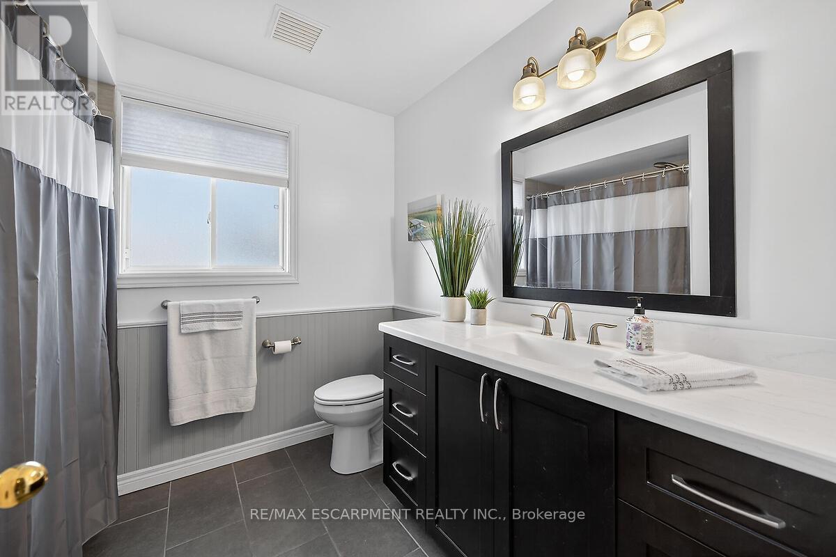 218 Portage Lane, Hamilton, ON - Indoor Photo Showing Bathroom