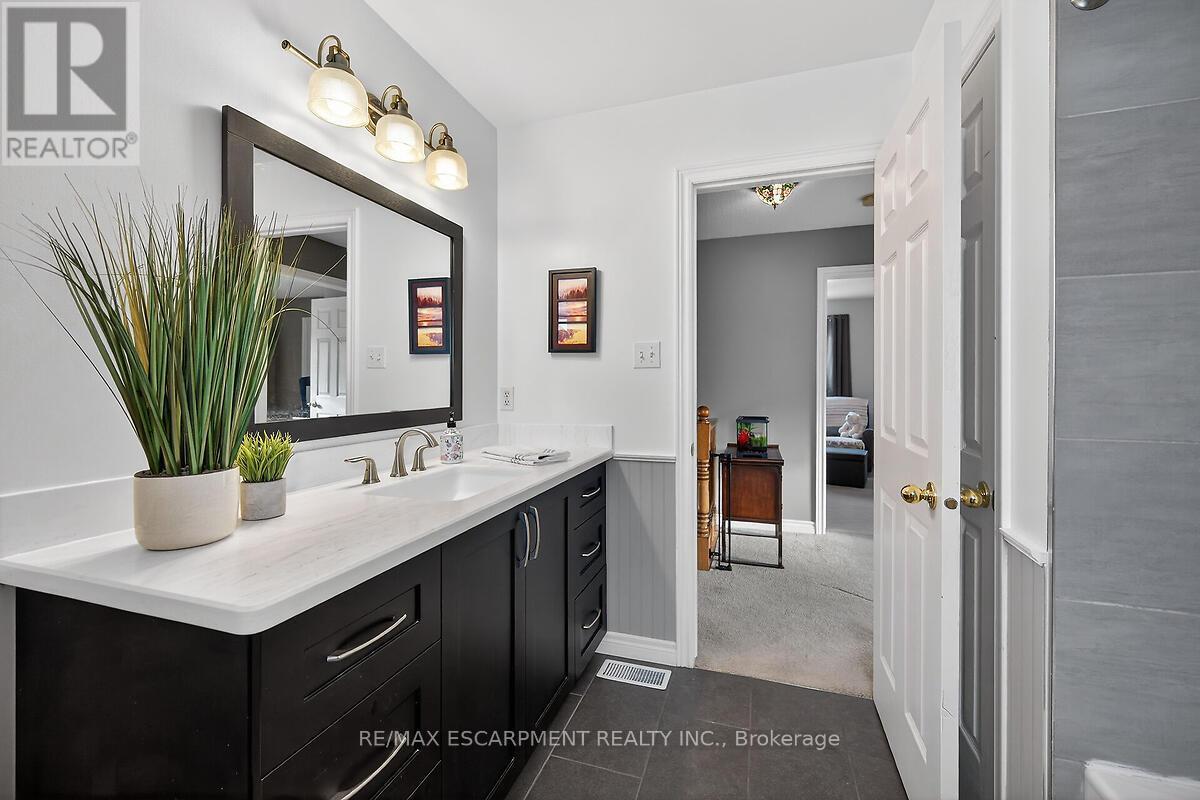 218 Portage Lane, Hamilton, ON - Indoor Photo Showing Bathroom