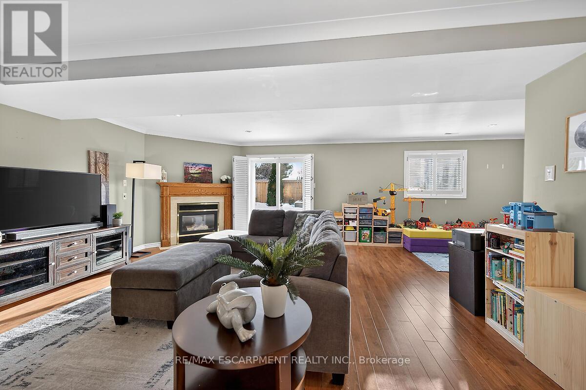 218 Portage Lane, Hamilton, ON - Indoor Photo Showing Living Room With Fireplace