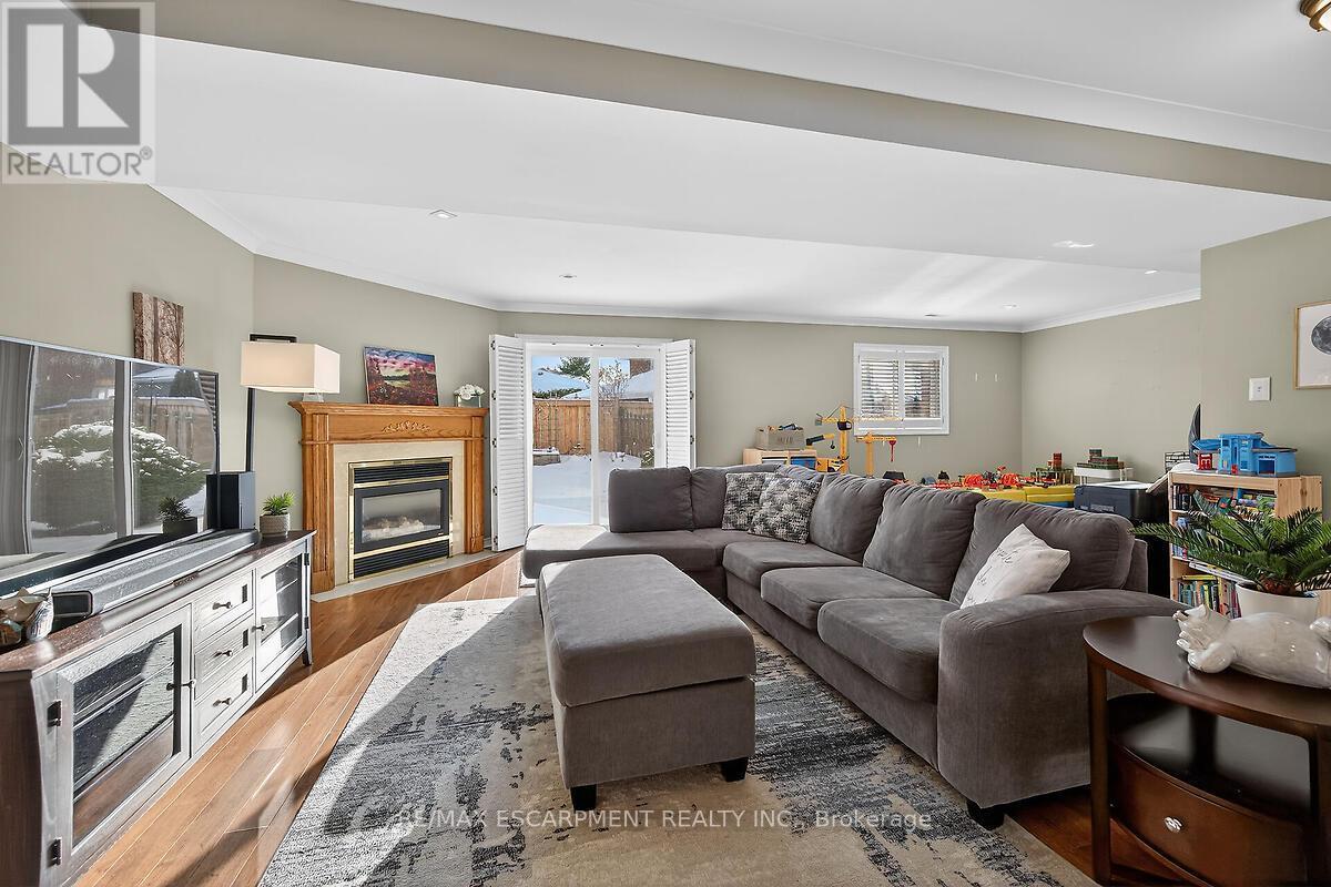 218 Portage Lane, Hamilton, ON - Indoor Photo Showing Living Room With Fireplace