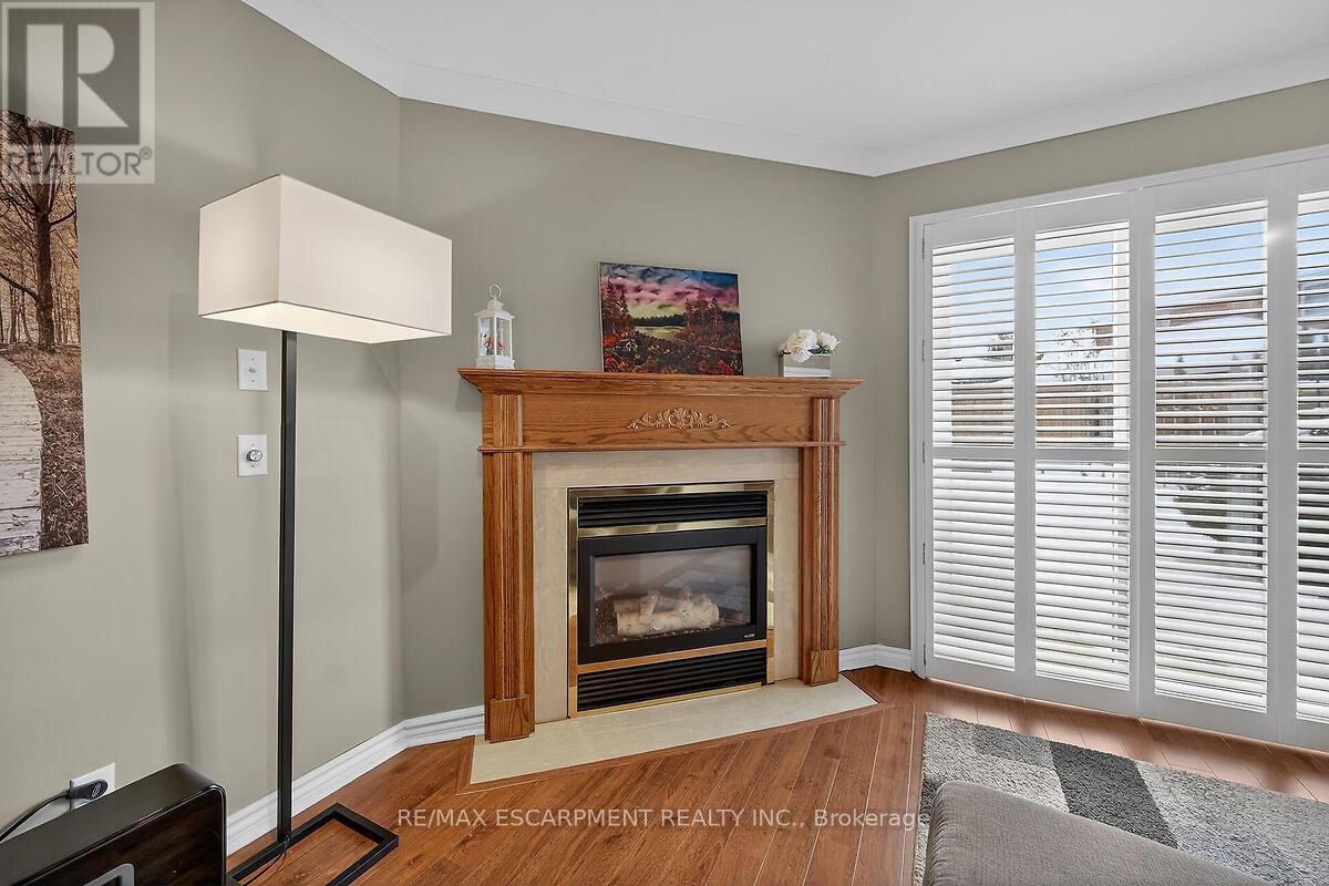 218 Portage Lane, Hamilton, ON - Indoor Photo Showing Living Room With Fireplace