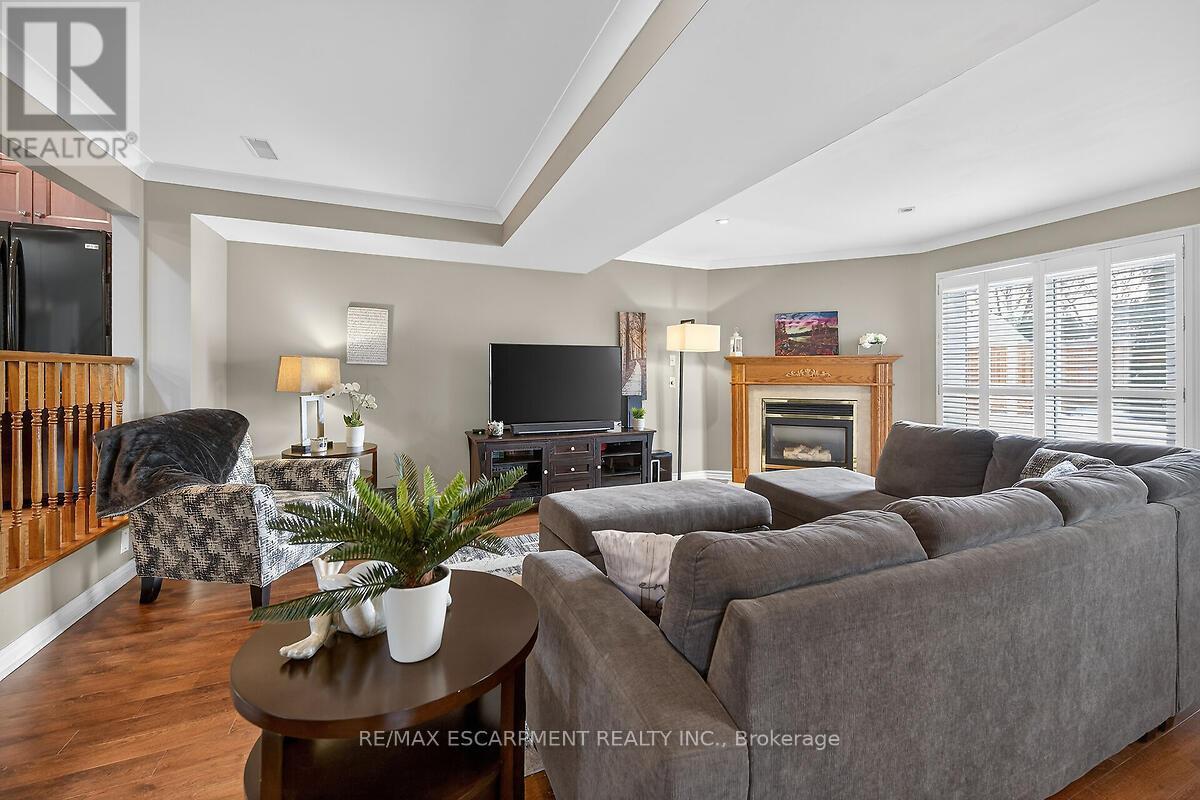 218 Portage Lane, Hamilton, ON - Indoor Photo Showing Living Room With Fireplace