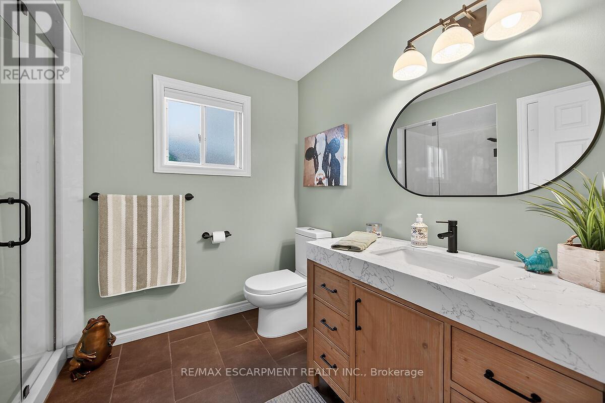 218 Portage Lane, Hamilton, ON - Indoor Photo Showing Bathroom