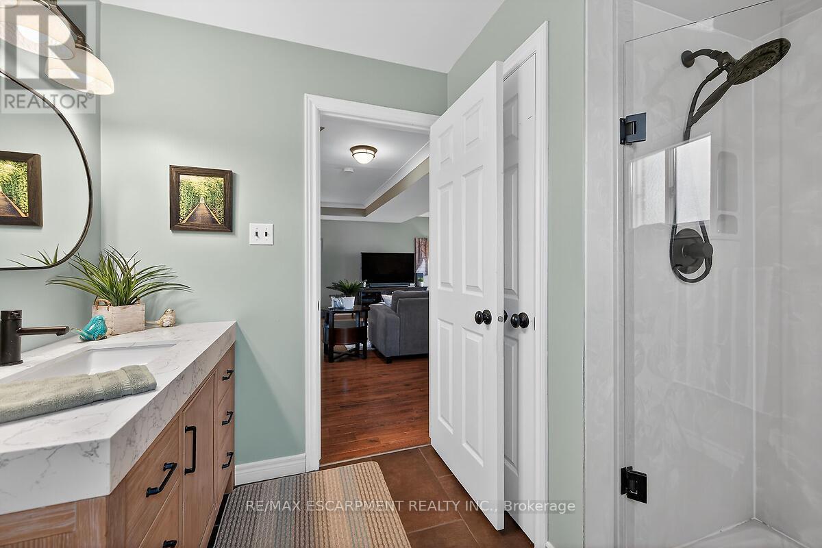 218 Portage Lane, Hamilton, ON - Indoor Photo Showing Bathroom