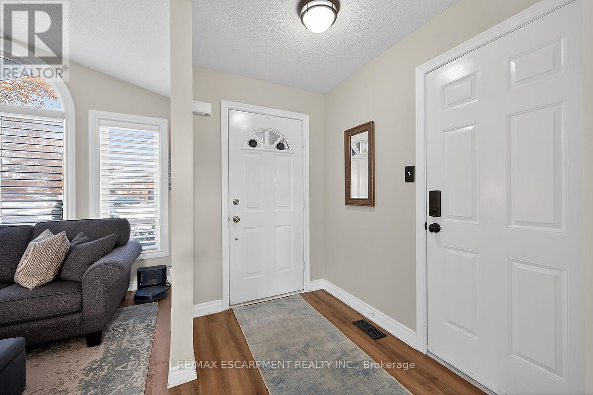 218 Portage Lane, Hamilton, ON - Indoor Photo Showing Other Room