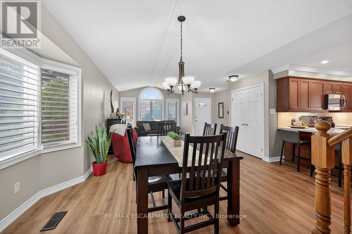 218 Portage Lane, Hamilton, ON - Indoor Photo Showing Dining Room