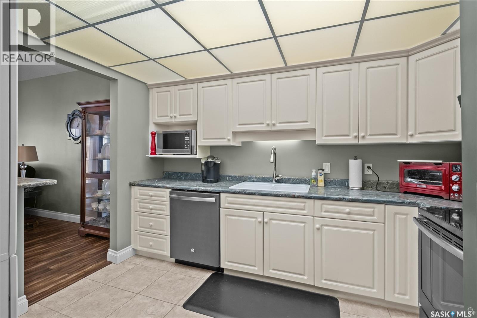 101 3590 4Th Avenue W, Prince Albert, SK - Indoor Photo Showing Kitchen