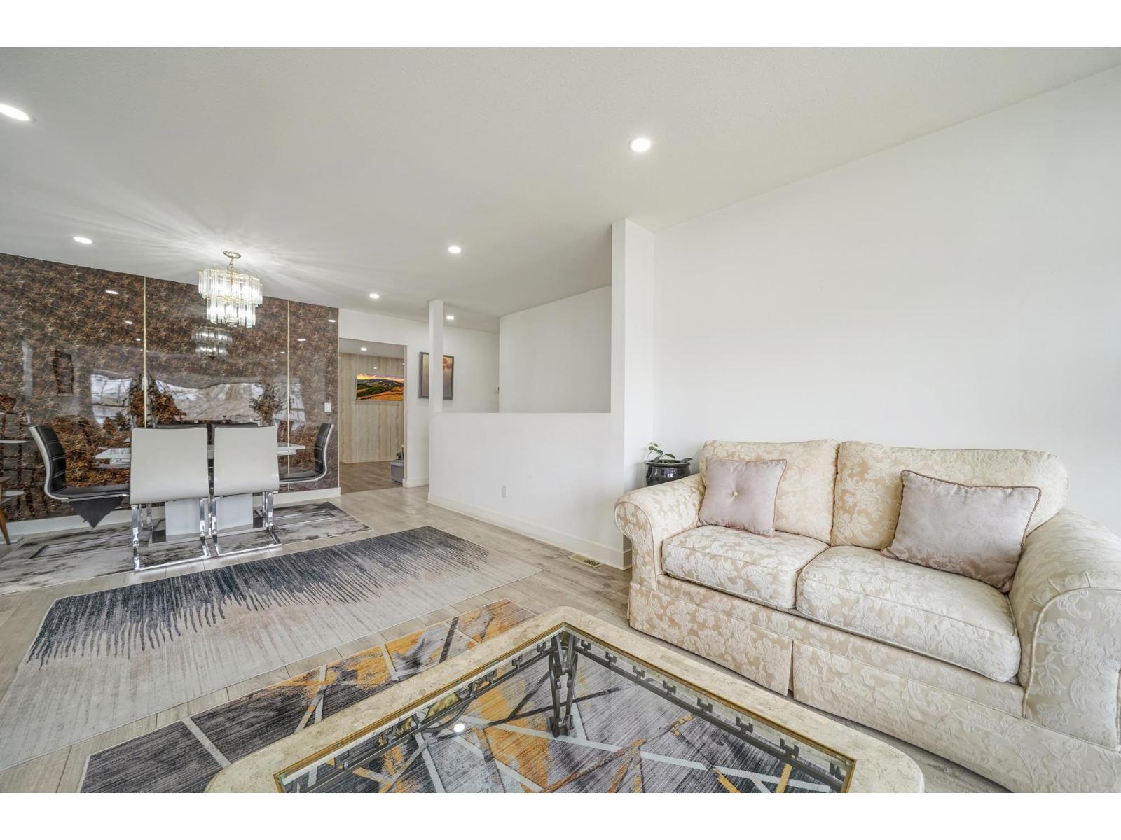 11866 98 Avenue, Surrey, BC - Indoor Photo Showing Living Room