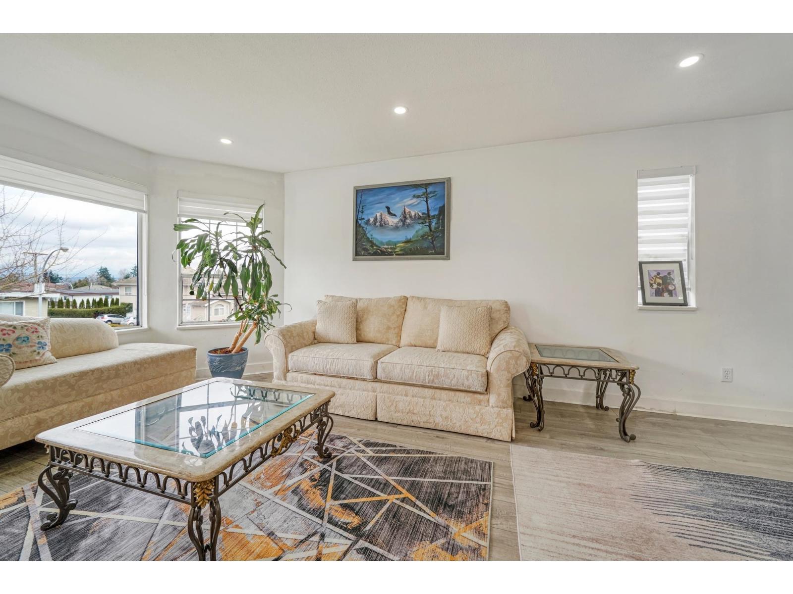 11866 98 Avenue, Surrey, BC - Indoor Photo Showing Living Room