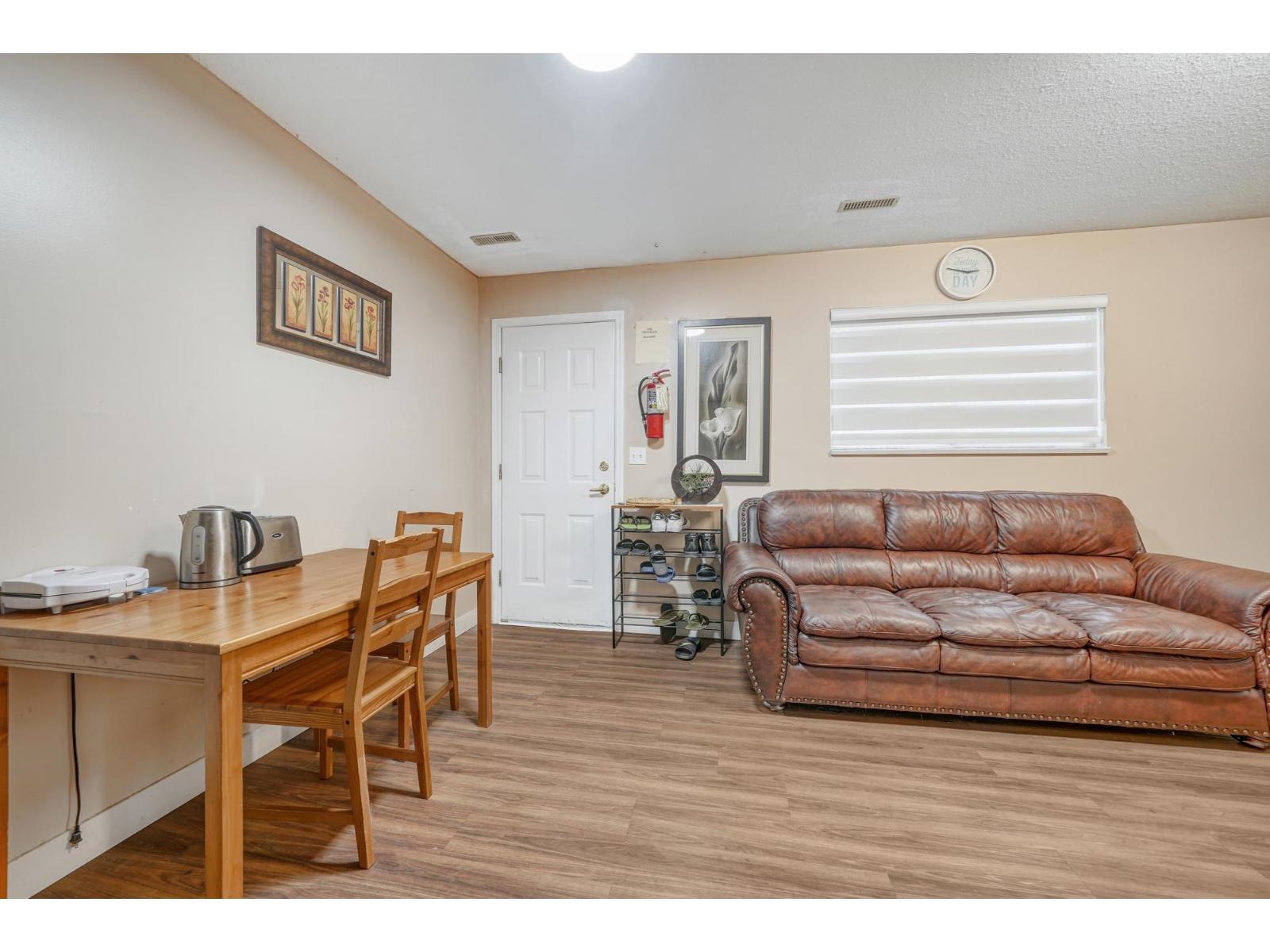 11866 98 Avenue, Surrey, BC - Indoor Photo Showing Living Room