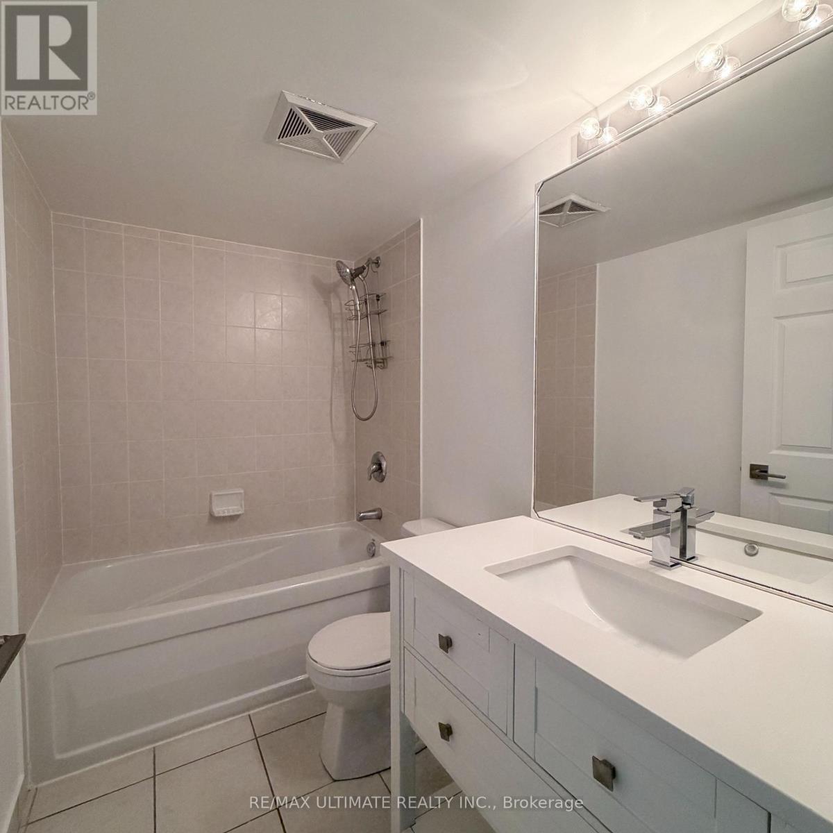 2308 - 30 Grand Trunk Crescent, Toronto, ON - Indoor Photo Showing Bathroom
