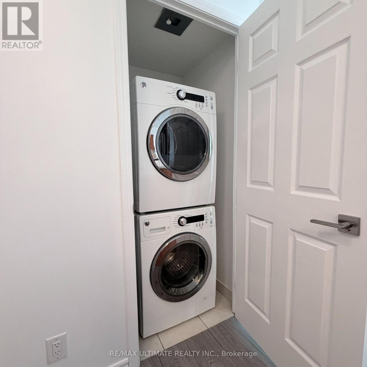 2308 - 30 Grand Trunk Crescent, Toronto, ON - Indoor Photo Showing Laundry Room