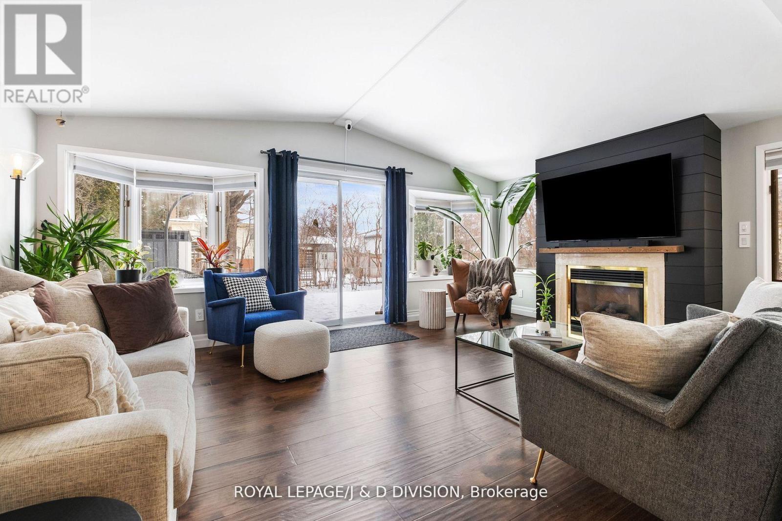 4226 Longmoor Drive, Burlington, ON - Indoor Photo Showing Living Room With Fireplace