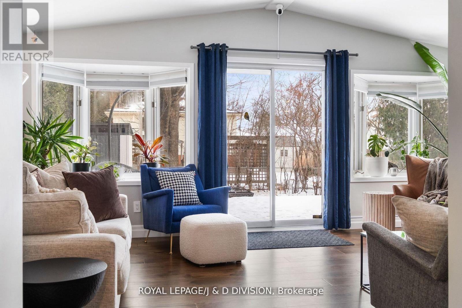 4226 Longmoor Drive, Burlington, ON - Indoor Photo Showing Living Room
