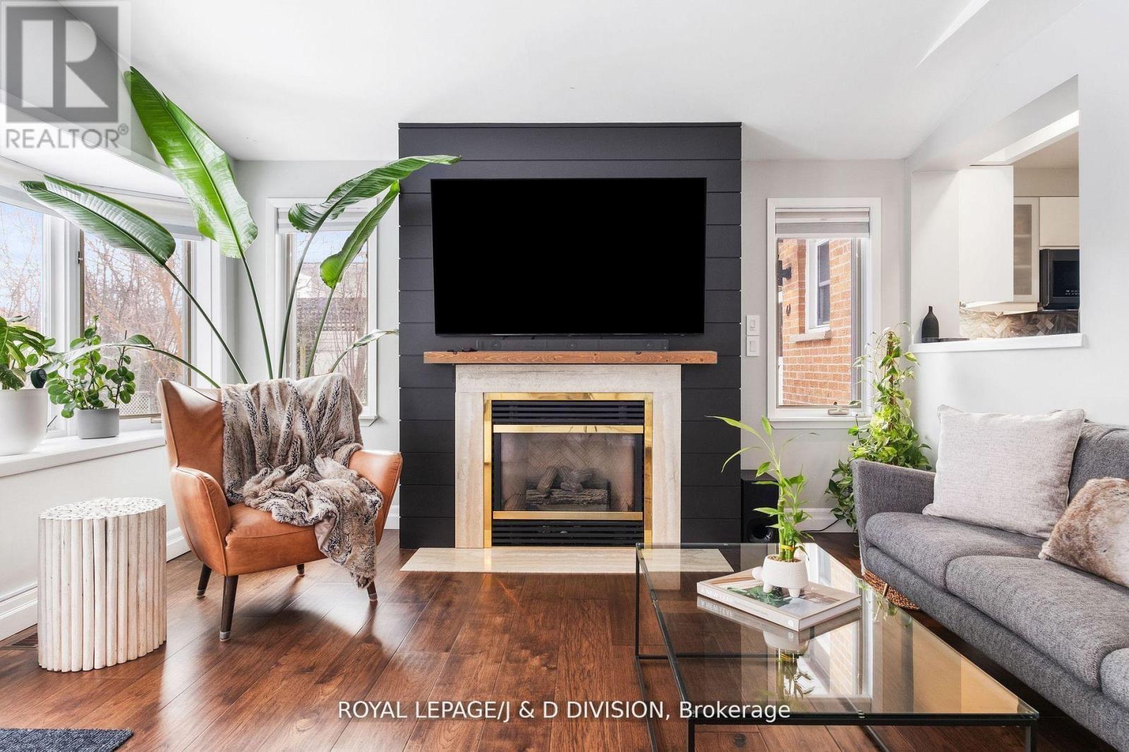4226 Longmoor Drive, Burlington, ON - Indoor Photo Showing Living Room With Fireplace