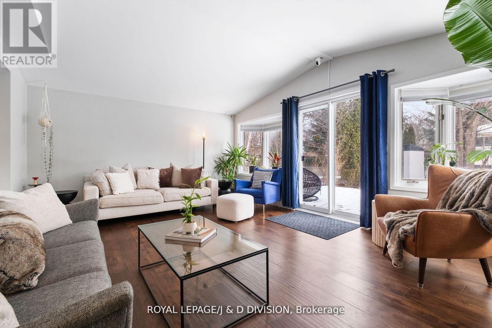 4226 Longmoor Drive, Burlington, ON - Indoor Photo Showing Living Room