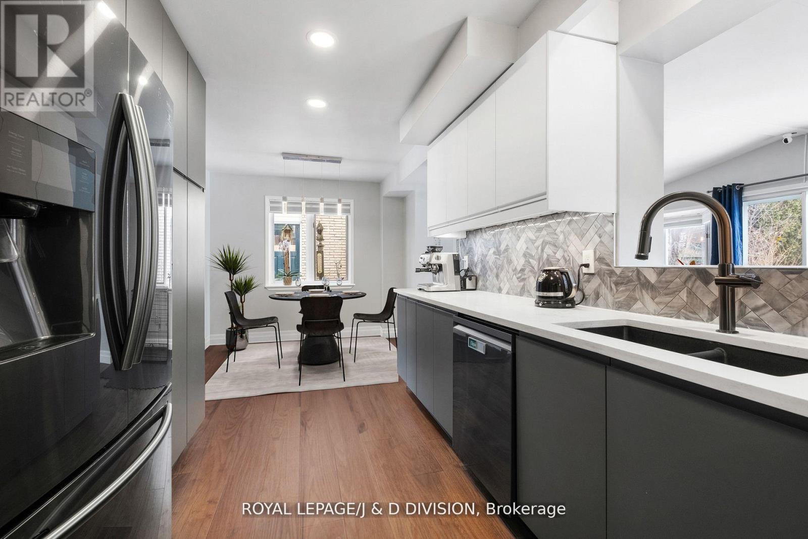 4226 Longmoor Drive, Burlington, ON - Indoor Photo Showing Kitchen With Upgraded Kitchen