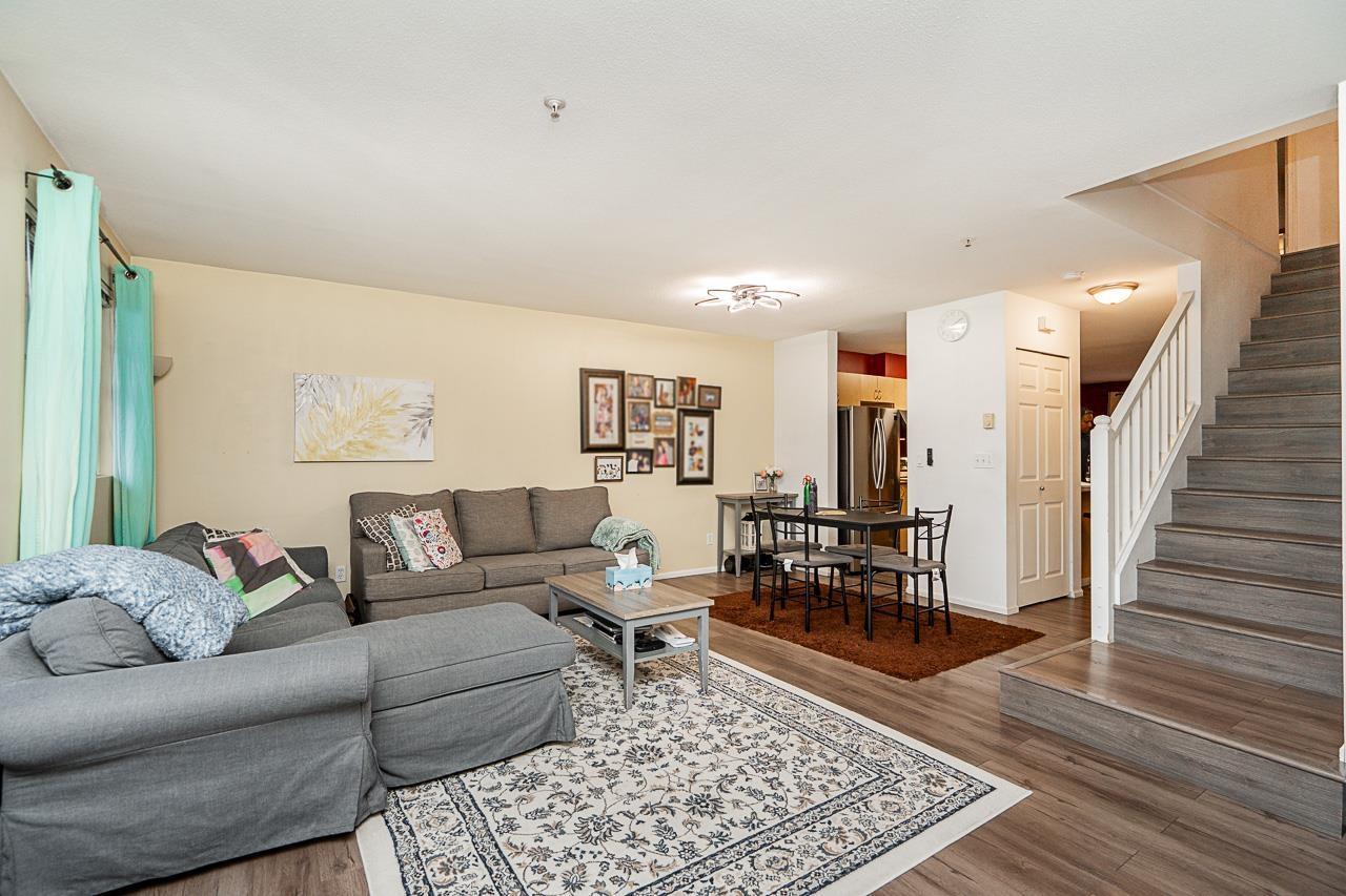 4 8814 216 Street, Langley, BC - Indoor Photo Showing Living Room