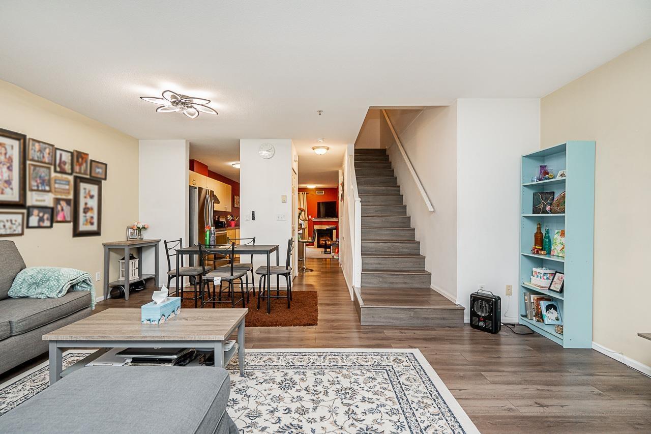 4 8814 216 Street, Langley, BC - Indoor Photo Showing Living Room