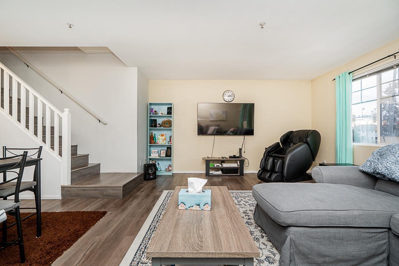 4 8814 216 Street, Langley, BC - Indoor Photo Showing Living Room