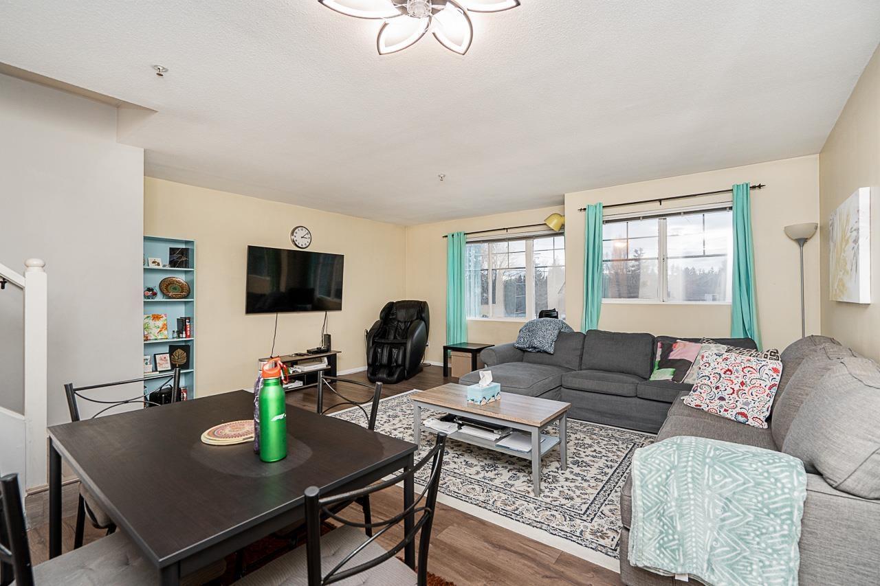 4 8814 216 Street, Langley, BC - Indoor Photo Showing Living Room