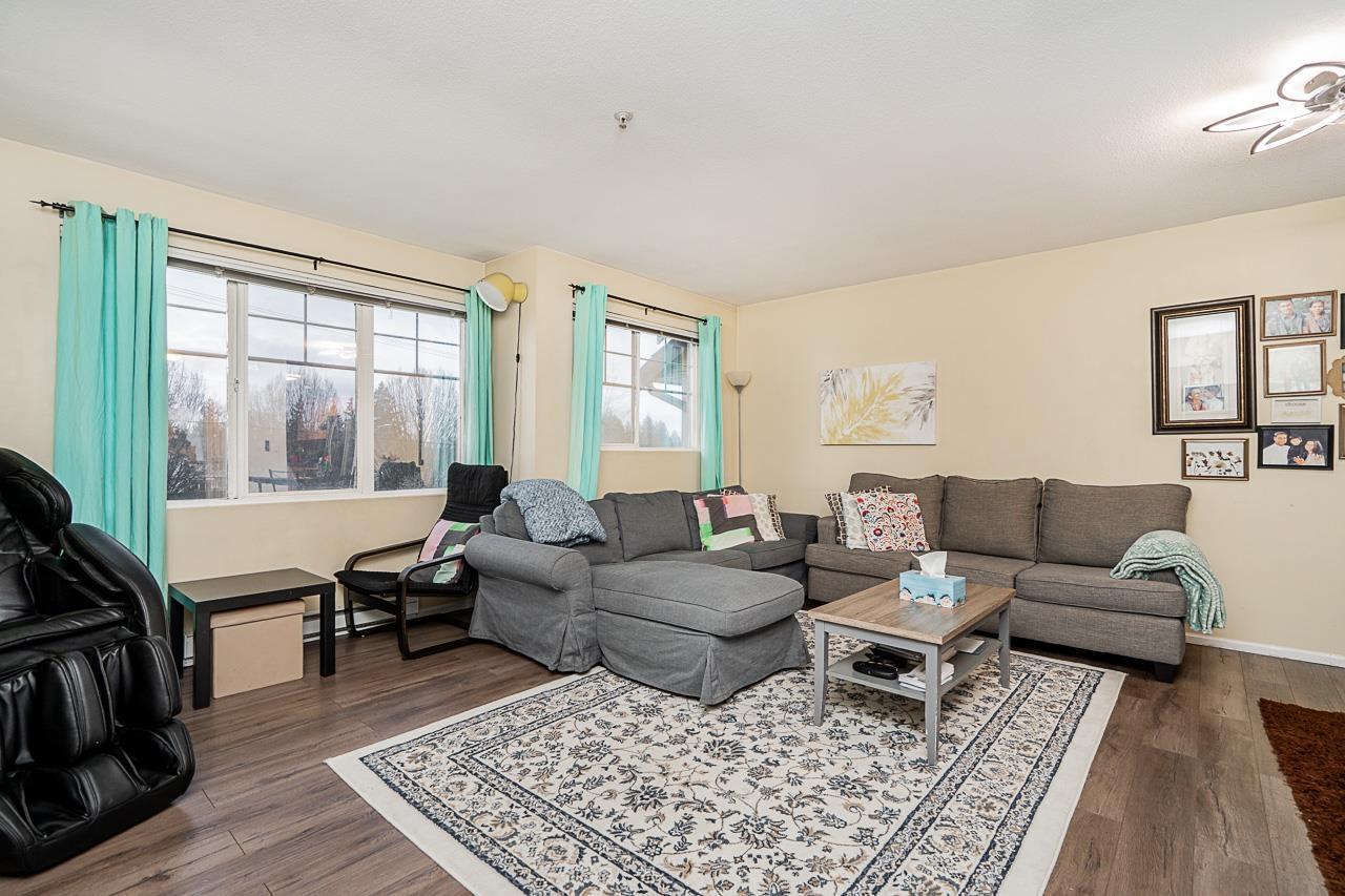 4 8814 216 Street, Langley, BC - Indoor Photo Showing Living Room