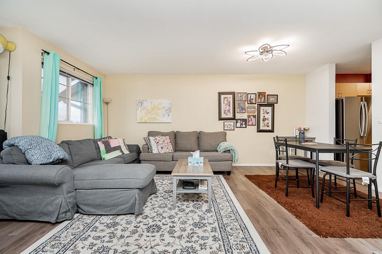 4 8814 216 Street, Langley, BC - Indoor Photo Showing Living Room