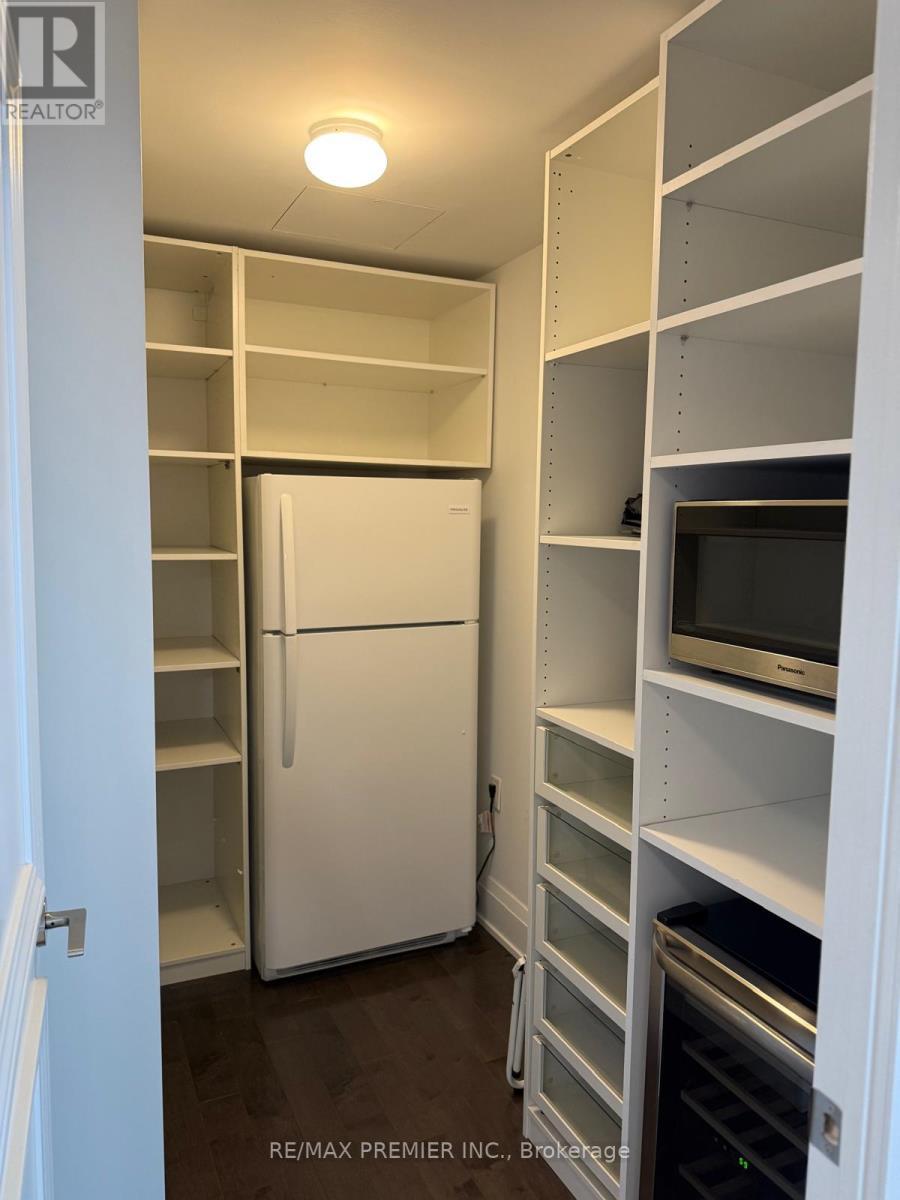 Ph 1005 - 4800 Hwy 7, Vaughan, ON - Indoor With Storage