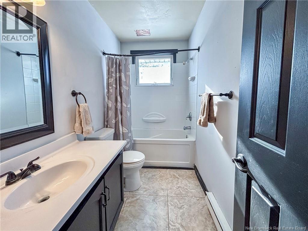 Main Floor Bathroom - 5 Bartlett Avenue, Hampton, NB - Indoor Photo Showing Bathroom
