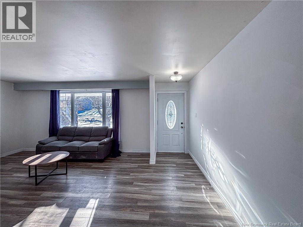 Main Floor Living Room & Front Entry - 5 Bartlett Avenue, Hampton, NB - Indoor