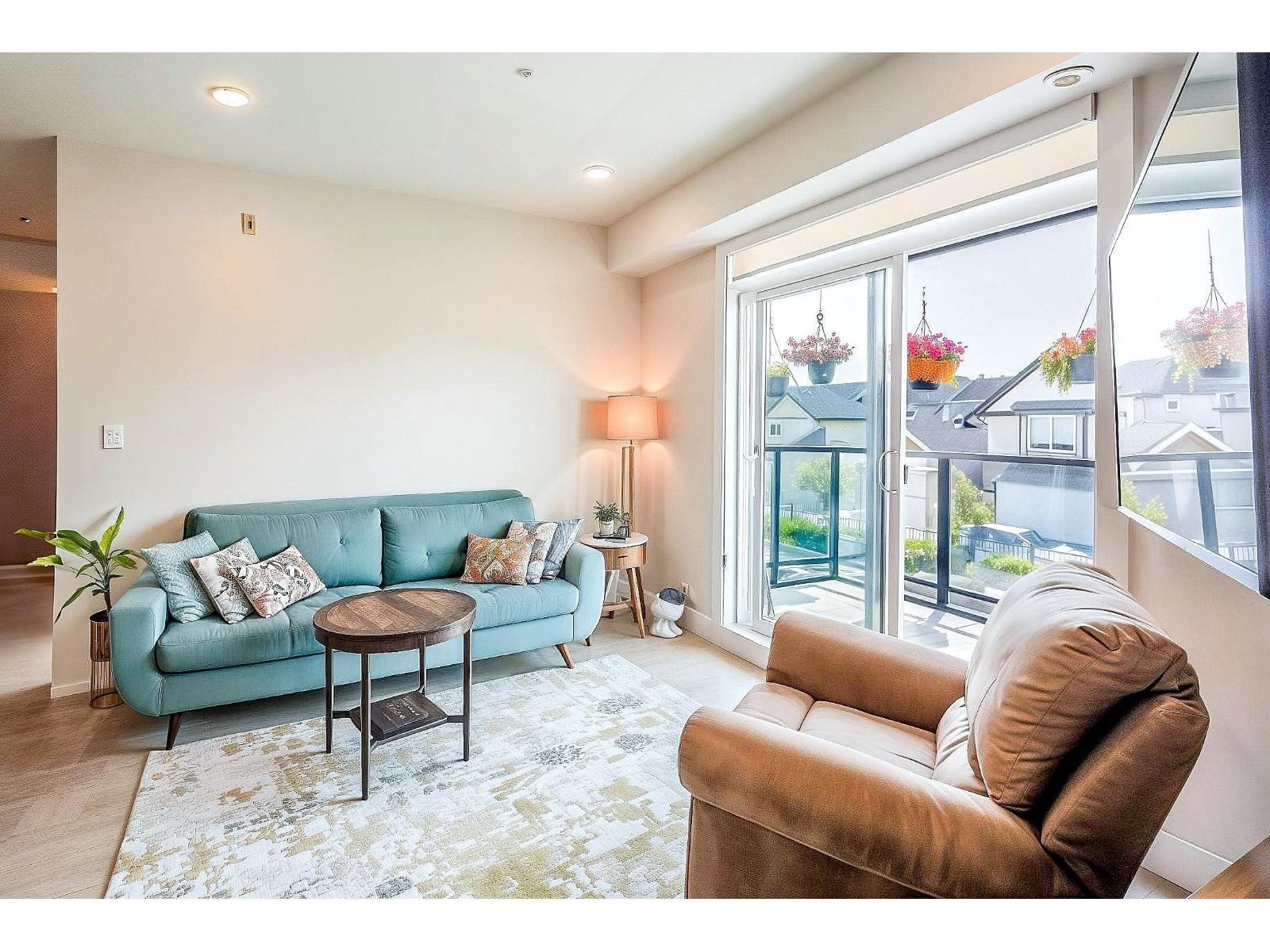 208 14818 60 Avenue, Surrey, BC - Indoor Photo Showing Living Room