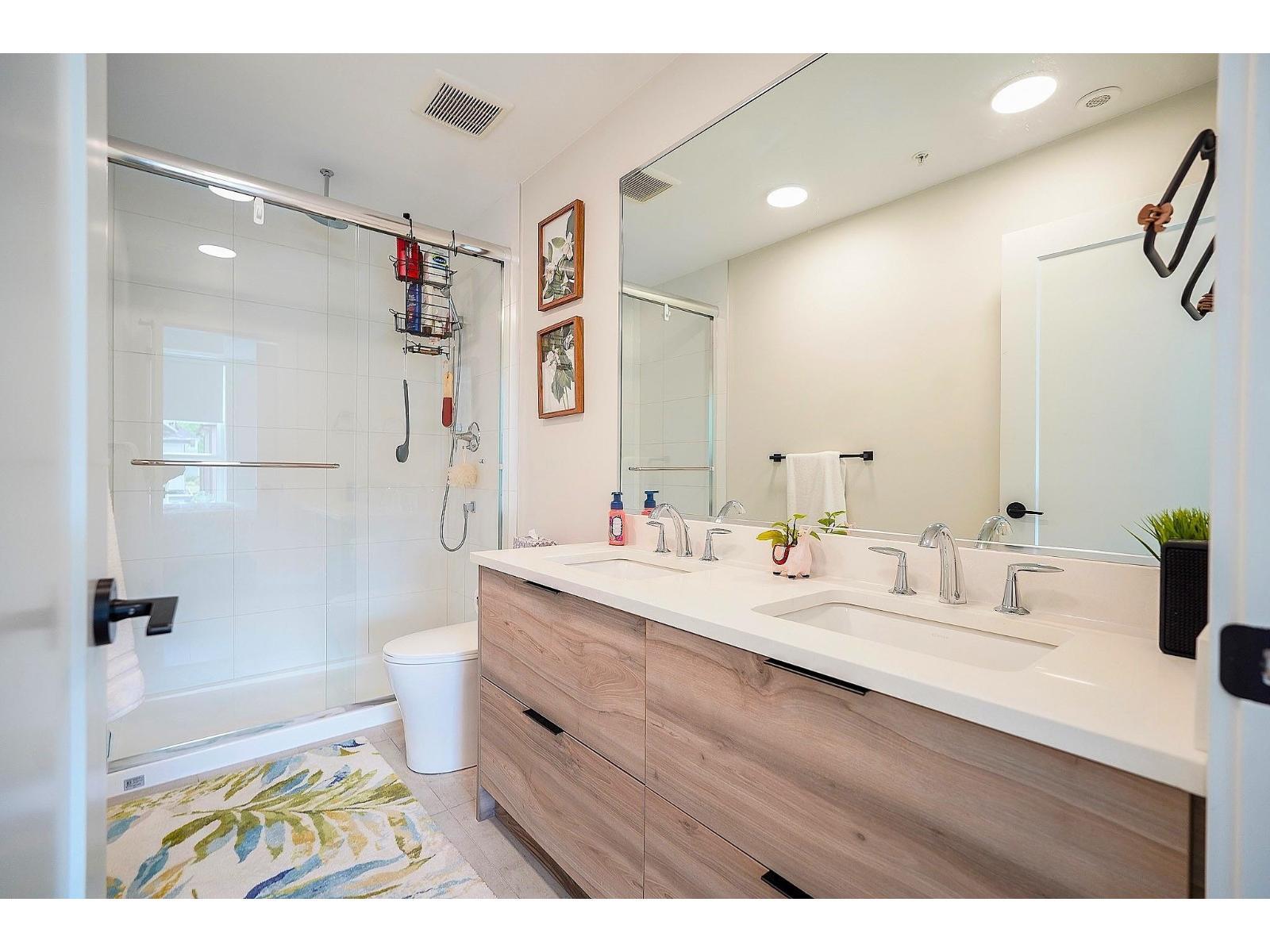 208 14818 60 Avenue, Surrey, BC - Indoor Photo Showing Bathroom