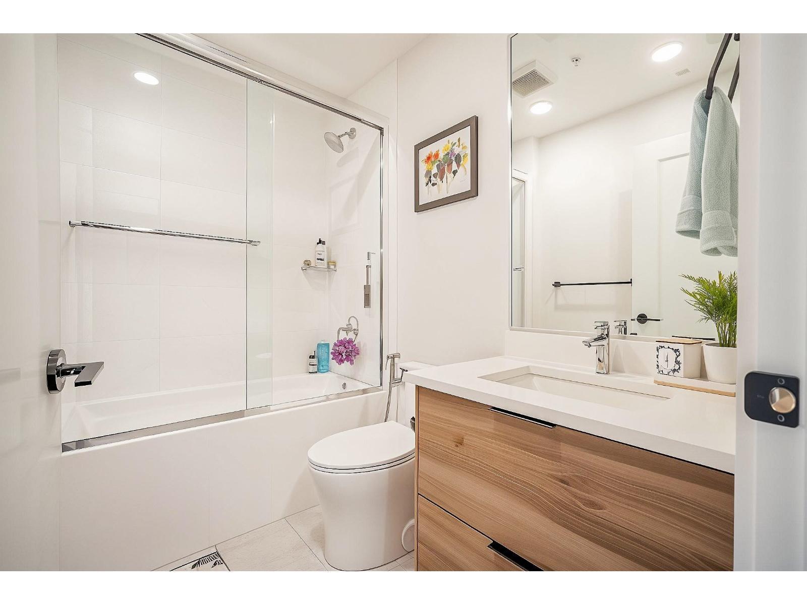 208 14818 60 Avenue, Surrey, BC - Indoor Photo Showing Bathroom