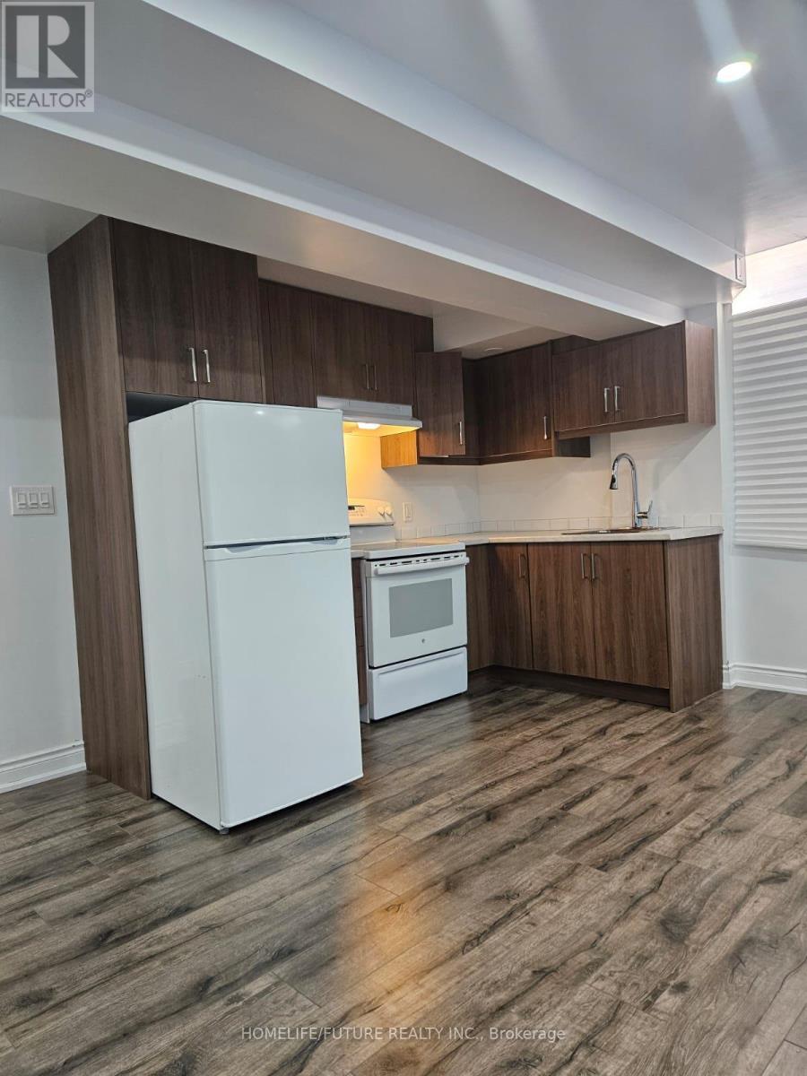 Bsmt - 26 Felix Close, Brampton, ON - Indoor Photo Showing Kitchen