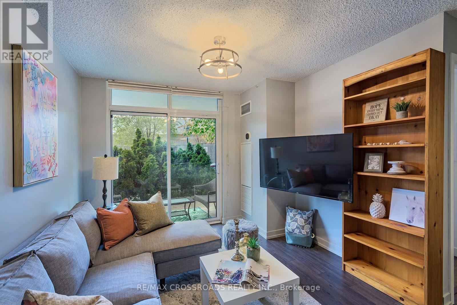 114 - 812 Lansdowne Avenue, Toronto, ON - Indoor Photo Showing Living Room