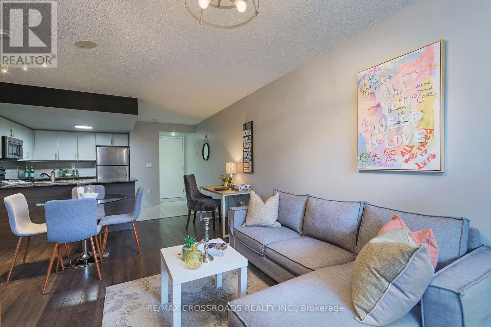 114 - 812 Lansdowne Avenue, Toronto, ON - Indoor Photo Showing Living Room