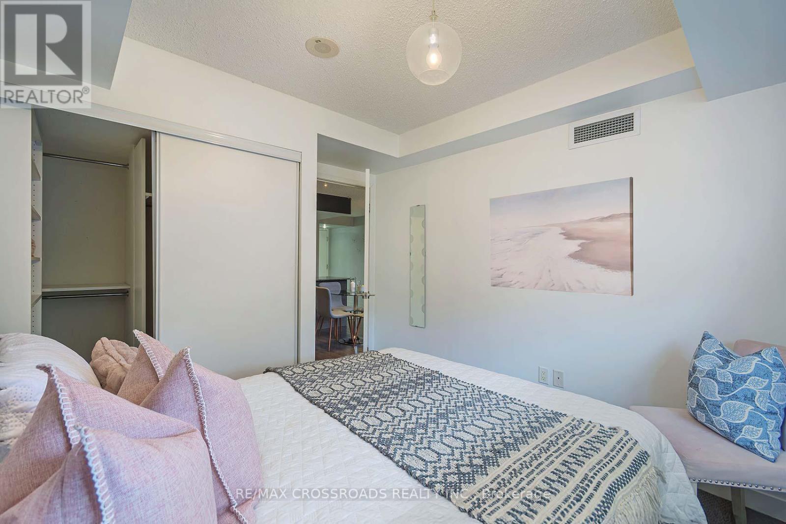 114 - 812 Lansdowne Avenue, Toronto, ON - Indoor Photo Showing Bedroom