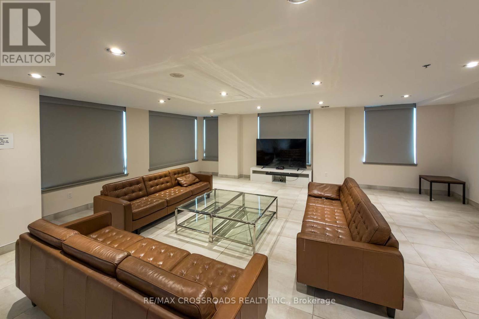 114 - 812 Lansdowne Avenue, Toronto, ON - Indoor