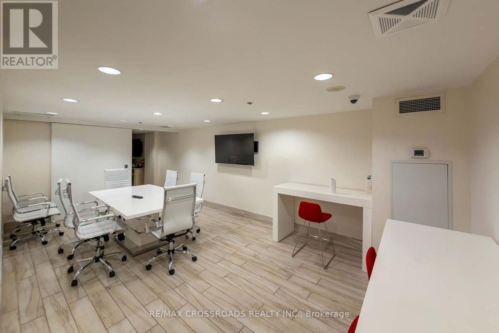 114 - 812 Lansdowne Avenue, Toronto, ON - Indoor